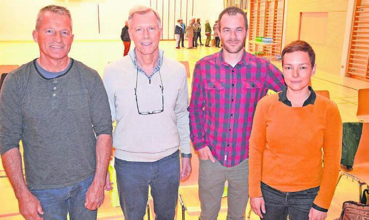 Kompetenzen vereint am Infoanlass in Oberlunkhofen. Von links: Urs Huber, Förster und Neobiota-Ansprechperson, Gemeinderat Cristian Canis, Landwirt Peter Hagenbuch und Cornelia Lohri, Naturförderin am Naturama Aargau. Bild: Thomas Stöckli