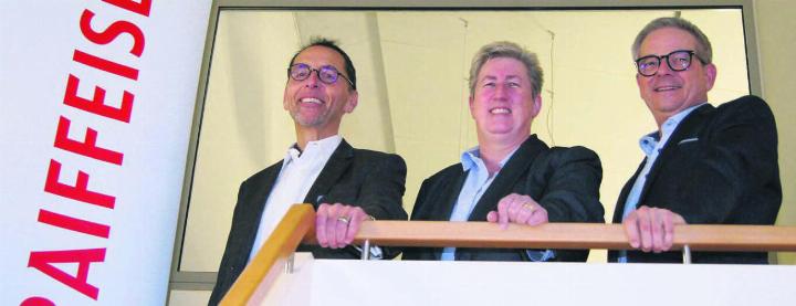 Roger Hatzi (Mitglied der Bankleitung bis 31. Januar), Sandra Riner (neue Leiterin Vertrieb und Mitglied der Bankleitung) und Marc Jordan (Vorsitzender der Bankleitung), von links. Bild: zg