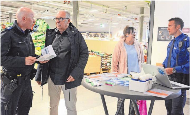 Marco Dössegger, Fachspezialist Prävention bei der Kantonspolizei (links), und sein Kollege, Wachtmeister Bernhard Hitz, informieren im Coop Meisterschwanden Passanten darüber, wie sie sich vor Einbrechern schützen können. Bild: Chregi Hansen