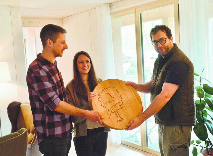 Preisübergabe im Gemeinschaftswohnhaus in Muri. Matthias Ott (rechts) mit Linus Staubli und Célina Schüpfer. Bild: Thomas Stöckli