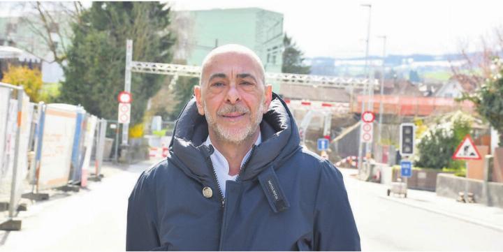 Guiseppe Bilello, hat sich an die Medien gewand. Er möchte, dass die Betriebe an der Zürcherstrasse auch während der Bauarbeiten nicht vergessen gehen. Aus eigener Erfahrung weiss er, dass sie mit massiven Umsatzeinbussen kämpfen. Bild: Verena Anna Wigger