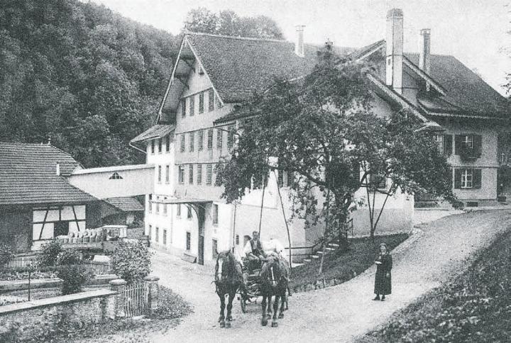 Pferde und erste Lastwagen transportieren die schweren Mehlsäcke. Vor der Bachtalmühle, vermutlich um 1920. Bilder: zg
