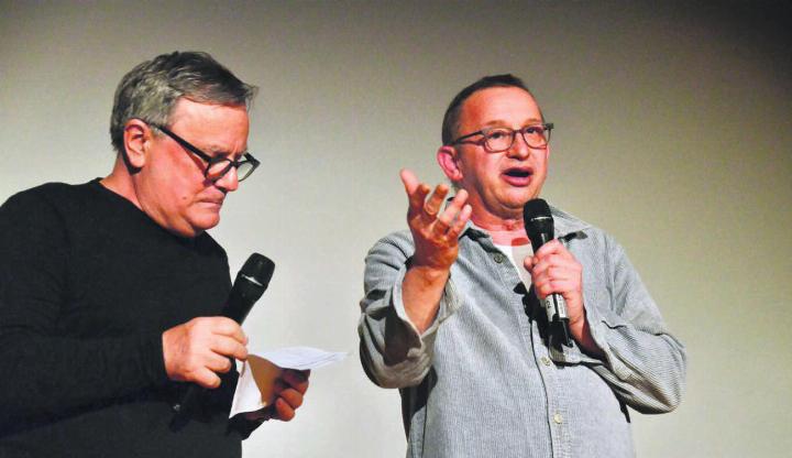 Vorgespräch im Kino Mansarde: Reto Holzgang (links) lässt Philipp Galizia vom Filmdreh erzählen. Bild: Thomas Stöckli