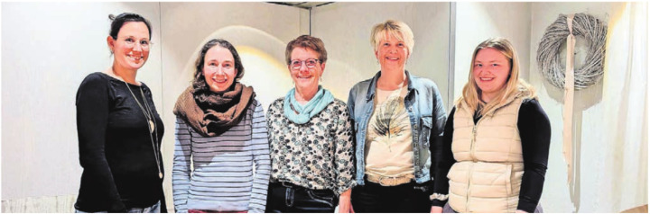 Die neu aufgenommenen Mitglieder Cristina Leu, Daniela Suter, Susanne Schwab und Tina Hullin nehmen das neue Ehrenmitglied Lisbeth Arnold in die Mitte (von links). Bild: zg