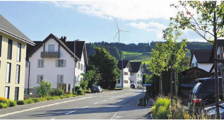 Die Visualisierung zeigt den Blick auf eines der Windräder vom Zentrum der Gemeinde Beinwil aus. Bild: Archiv