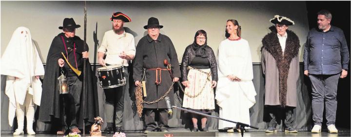 Die Stadtführer spielten «Dr Raufhandel vo zwöi bsoffne Wiiber z Boswil» vor – eine historisch verbürgte Gegebenheit. Bild: Hans Rechsteiner