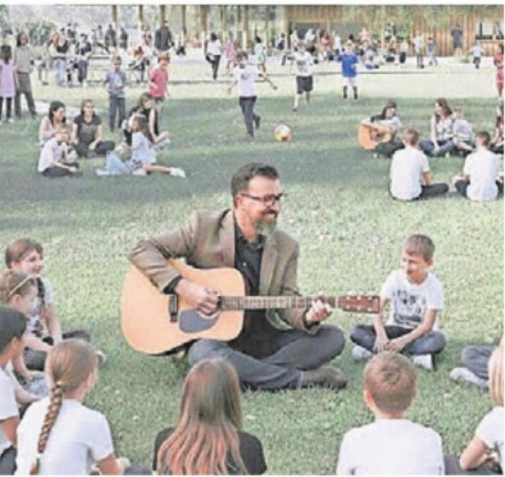 rung den entscheidenden Schritt jenes Projekts vertrat, das ihn während seiner gesamten Amtszeit begleitete. Scherzhaft meinte er: «Schön, sind Sie alle für meine Verabschiedung da.» Dass es der Mehrheit vor allem um die Badi ging, das wusste er selbstverständlich. Überwältigt sei er, sagte Küng nach der Versammlung