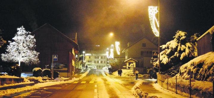 Kein Blau mehr in Sicht: Neu schweben Sternschnuppen über den Strassen von Unterlunkhofen. Bilder: Celeste Blanc