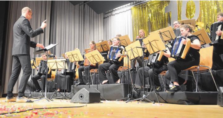 Unter der Leitung des neuen Dirigenten Adrian Heimgartner wusste das Akkordeonorchester das Publikum zu begeistern. Umgekehrt freuten sich die Musiker und Musikerinnen, erstmals vor ausverkauften Rängen spielen zu können. Bild: Chregi Hansen