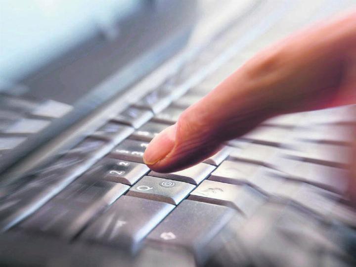 Der Regierungsrat möchte mit einem Gesetz Regeln einführen, dank denen die kantonale und kommunale Verwaltungen besser vor Cyberattacken geschützt werden. Bild: Rainer Sturm / pixelio.de