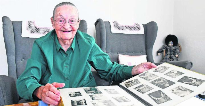 Theresia Kohlheimer blättert zu Hause an der Büttikerstrasse im Fotoalbum: «Unser Nachbar in Oberlimbach war ein Nazi», seufzt sie. Bilder: Daniel Marti / zg