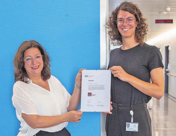 Daniela Burri (links), Leiterin Human Resources Spital Muri, und Theresa Piendl, Verantwortliche Personalentwicklung, freuen sich über die erfolgreiche Rezertifizierung und Verleihung des Prädikats UND. Bild: zg