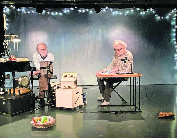 Jörg Bohn und Fredi Spreng präsentieren heute das «Gschichte-Gschänk». Bild: pd