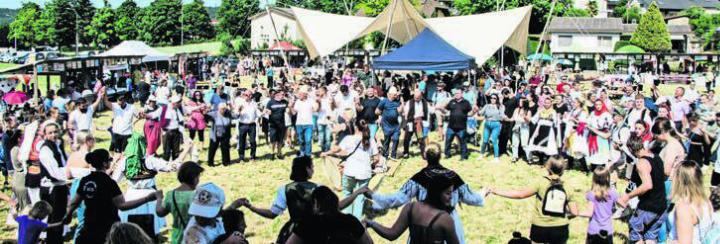 Die letzte Ausgabe des Fests «Begegnung der Kulturen» fand vor zwei Jahren bei bestem Wetter in Villmergen statt (Bild). Die Organisatoren hoffen, dass die siebte Ausgabe ebenso fröhlich und bunt wird. Bild: Archiv