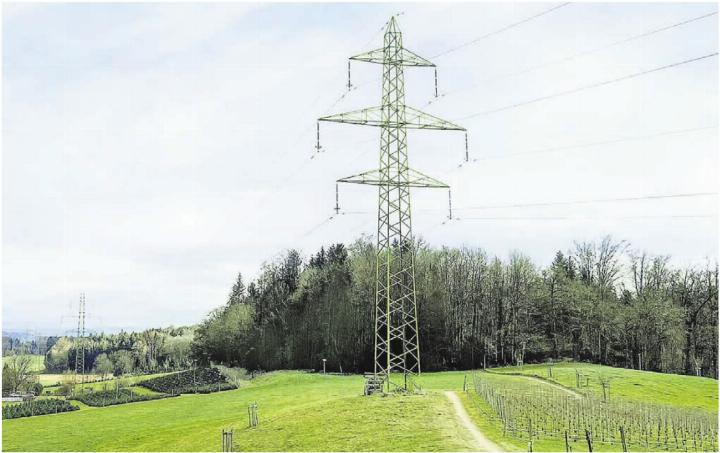Die geplante neue Hochspannungsleitung tangiert das Gebiet von 12 Gemeinden im Reusstal. Bilder: pd/Archiv