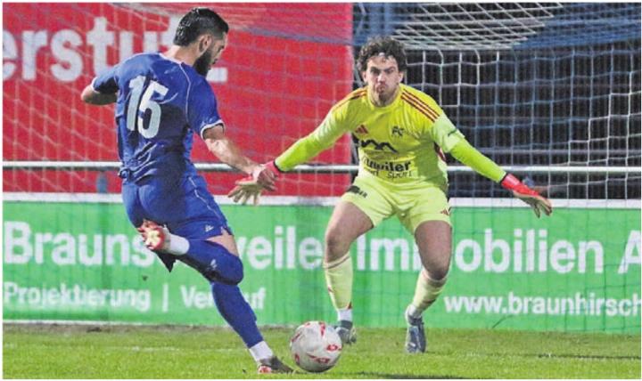 Der FC Wohlen (Kaan Yilmaz beim Abschluss) steckt im Abstiegskampf. Der FC Muri (Goalie Alejandro Scheifele) schnuppert an der Leaderposition. Bild: jl/Archiv