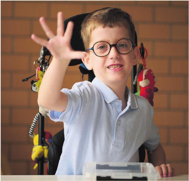 Der fünfjährige Livio lebt mit einer seltenen, muskelschwächenden Erkrankung. Bilder: zg