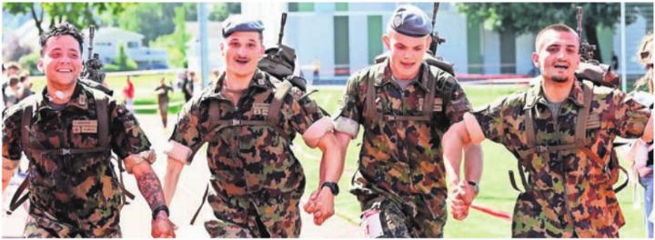 Vier Waffenläufer rennen gemeinsam ins Ziel. Bild: Alexander Wagner