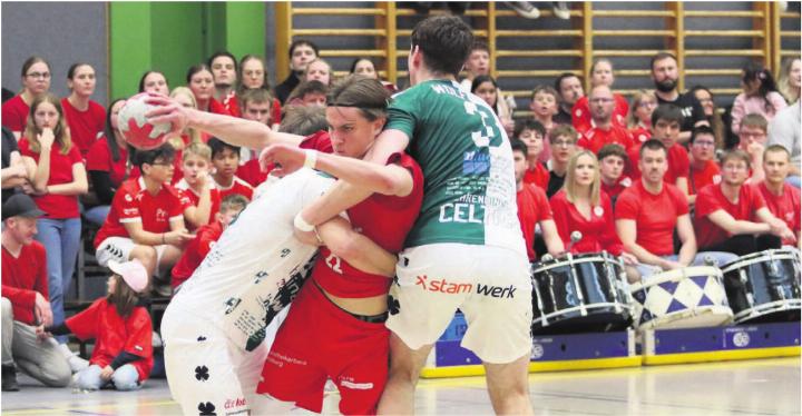 Simon Hafner (Mitte) wird gebremst. In jeder Aktion ging er aufopferungsvoll da hin, wo es wehtut. Bild: Jan Gelpke