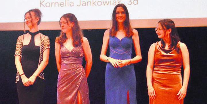 Bez-Absolventinnen mit Bestnoten, von links: Martina Pederiva (Notenschnitt: 5,4), Julia Küng (5,5), Kornelia Jankoviak (5,7) und Vanessa Monteleone (5,6). Bild: tst
