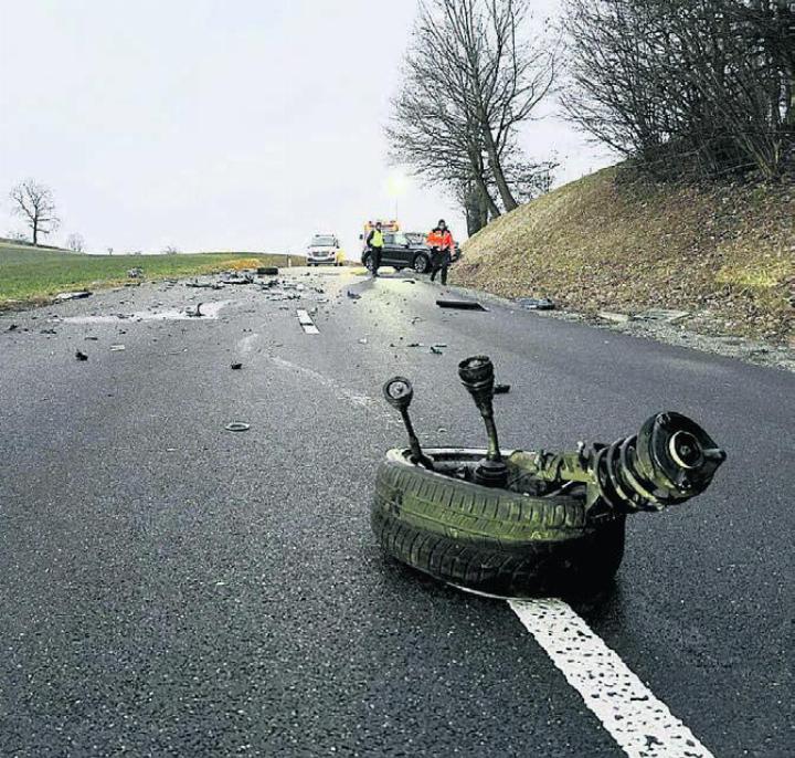 Der schwere Unfall ereignete sich am frühen Samstagmorgen. Dabei wurden beide Fahrer verletzt. Die Strasse blieb lange gesperrt.