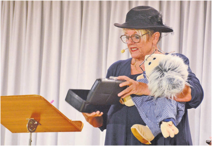 Normalerweise tritt Karin Simon mit einer Band auf, in Niederwil hatte sie nur ihre Puppe Babette dabei. Diese übernimmt immer wieder eine wichtige Rolle im Programm. Bilder: Chregi Hansen Normalerweise tritt Karin Simon mit einer Band auf, in Niederwil hatte sie nur ihre Puppe Babette dabei. Diese übernimmt immer wieder eine wichtige Rolle im Programm. Bilder: Chregi Hansen