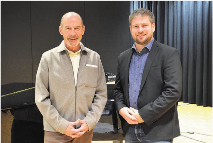 Heinz Binder (links) verabschiedet sich per Ende Januar 2026 von der Musikschule Dottikon. Die Leitung übernimmt neu Stefan Grüninger. Bild: iz