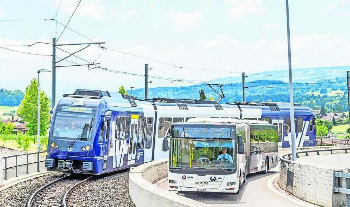 Unterwegs auf Schiene und Strasse: Aargau Verkehr führt drei bedeutende Bahnstrecken, darunter die Bremgarten–Dietikon-Bahn. Als Tochtergesellschaft betreibt die Limmat Bus AG drei Busbetriebe. Bild: Aargau Verkehr AG (AVA)