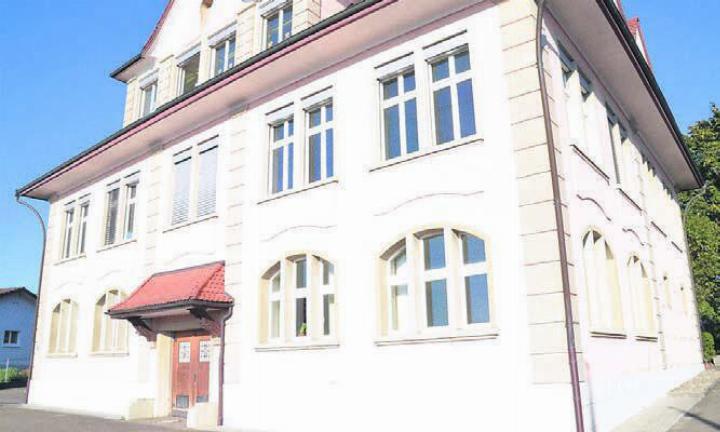 Die Wärmezentrale soll auch nach dem Heizungsersatz im alten Schulhaus bleiben. Dazu wird der Öltank im Gebäude demontiert und der Tankraum umgenutzt. Bild: tst