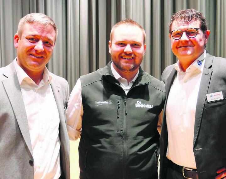 Das neue Ehrenmitglied, Peter Koch, und der Neue im Vorstand, Tim Wernli, zusammen mit Marco Lütolf, Präsident der TCS-Untersektion Freiamt (von links). Bild: Richard Gähwiler