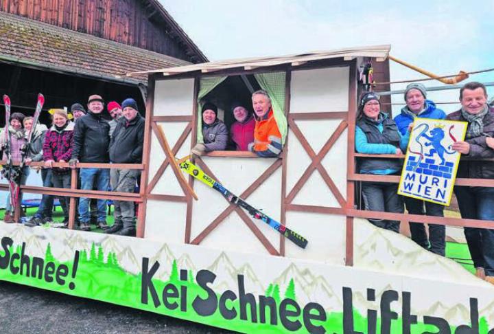 Die Baumeister und Künstler Brigitte Zimmermann, Daniela Schweizer, Miriam Strebel, Roger Rohner, Marc Nater, Andy Müller, Pascal Brunner, Michi Meier, Röbi Winiger, Paul Rey, Patrizia Strebel, Felix Knöpfli, Herbert Strebel. Es fehlen Röbi Barrer, Simon Weber, Daniel Strub und Alexander Kubeco. Bild: zg