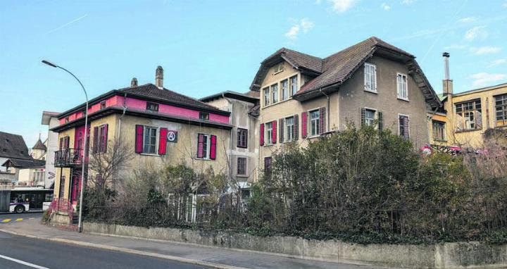 Die ehemalige Bremgarter Kleiderfabrik dürfte bald definitiv jenen gehören, die sie jahrelang besetzten. 
Bild: huy