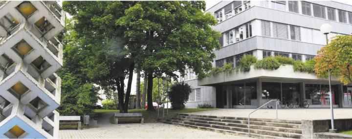 Auf der linken Seite des Gemeindehauses soll laut Gemeinderat ein Occasions-Modulbau entstehen: Für die SVP sind viele Fragen noch nicht geklärt. Bild: Daniel Marti
