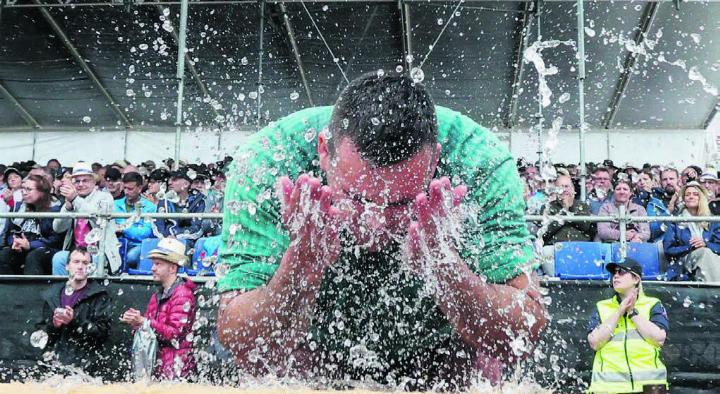 Schwinger Joel Strebel erlebt erneut eine freudige Dusche und holt zum dritten Mal den Titel. Bilder: Freshfocus / awa / Evi Nietlisbach / zg