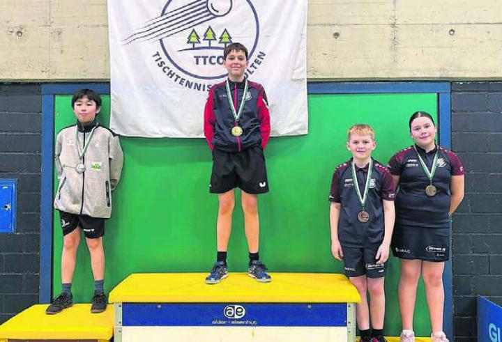 3 von 4 aus dem Reussstädtli: Der TTC Bremgarten war auf dem Podest in einigen Kategorien reichlich vertreten. Hier das Podest der U13 mit Sieger Ryan Schneller und Julijana Drobnjak und Dario Müller auf dem geteilten dritten Rang. Bild: zg