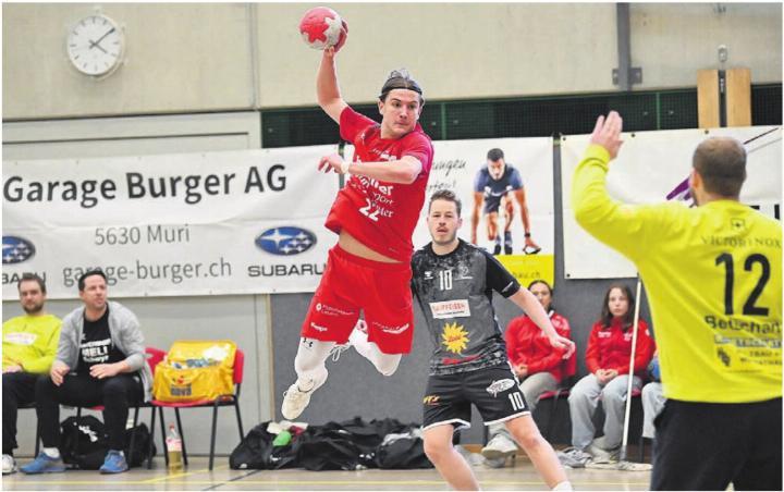 Trotz zahlreicher Fehlwürfe bei Muri: Simon Hafner (in Rot) konnte fünf Tore zum knappen Sieg beitragen. Bild: tvm