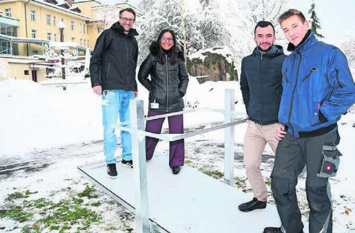 Lehrlingsprojekt für einen guten Zweck: Von links: Dino Locher und Izabela Aires von der Kinder-Reha mit Leandro Rea von Hobler und Yanic Frey, angehender Metallbauer EFZ, im 2. Lehrjahr. Bild: zg