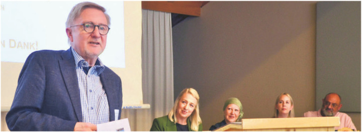 Präsident Roland Peterhans überbringt die Grüsse des Schweizerischen Verbands für Zivilstandswesen. Im Hintergrund vom kantonalen Vorstand, von links: Präsidentin Tamara Zbinden, Stephanie Meyer, Karin Graf und Reto Wassmer. Bild: Thomas Stöckli