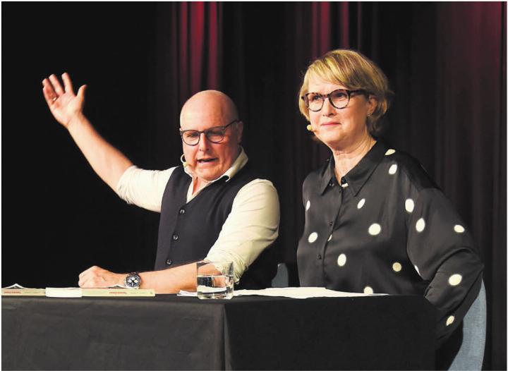 Sybil Schreiber und Steven Schneider nehmen das Publikum mit auf eine Beziehungsreise. Bild: zg