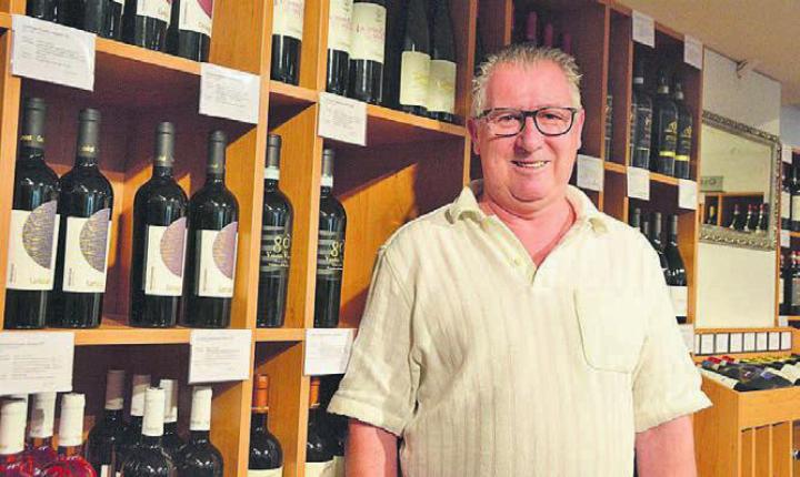Umgeben von Weinen fühlt sich Hanspeter Luzio mit am wohlsten. Bild: ake