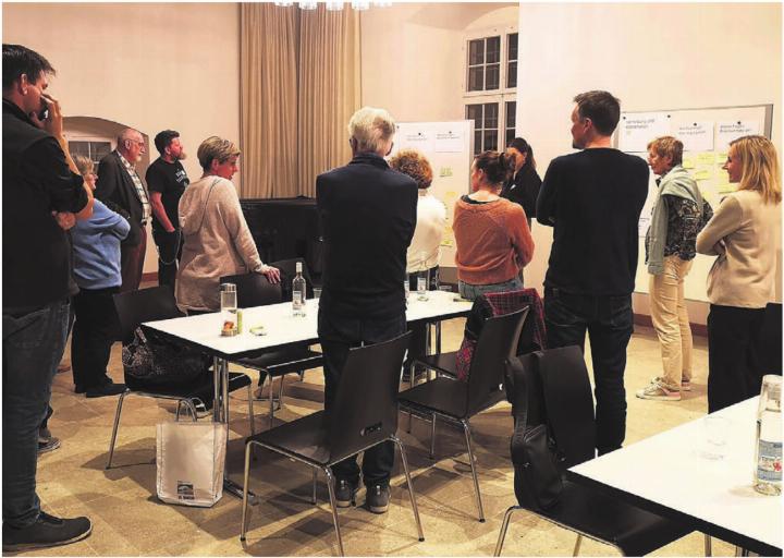 Nach der Präsentation der Umfrage und der Handlungsfelder haben die Kulturakteure am Austauschanlass die Handlungsfelder bewertet. Bilder: zg/sab