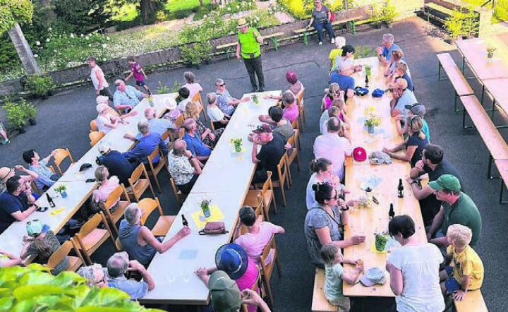 Auf der Kräuterwanderung erfuhren die Teilnehmenden viel Spannendes. Bild: zg