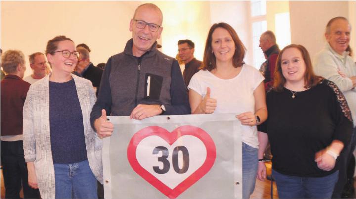 Mit viel Herz für Tempo 30 kämpften Mitglieder der Kerngruppe des Ja-Komitees zu Tempo 30, von links: Lea Küng, Stefan Staubli, Valérie Weibel und Stephanie Haller. Bild: Archiv Mit viel Herz für Tempo 30 kämpften Mitglieder der Kerngruppe des Ja-Komitees zu Tempo 30, von links: Lea Küng, Stefan Staubli, Valérie Weibel und Stephanie Haller. Bild: Archiv