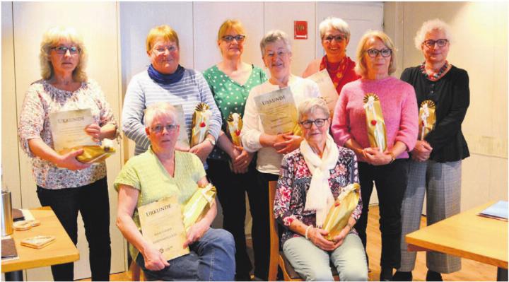Die Gründungsmitglieder wurden zu Ehrenmitgliedern ernannt, hinten von links: Ursi Bättig, Annemarie Furrer, Sylvia Huwiler, Doris Müller, Margrit Wey, Rösli Trottmann, Manuela Angst. Sitzend: Benä Furrer (links) und Margrit Bucher. Es fehlen: Bea Nietlispach und Gaby Müller. Bild: zg