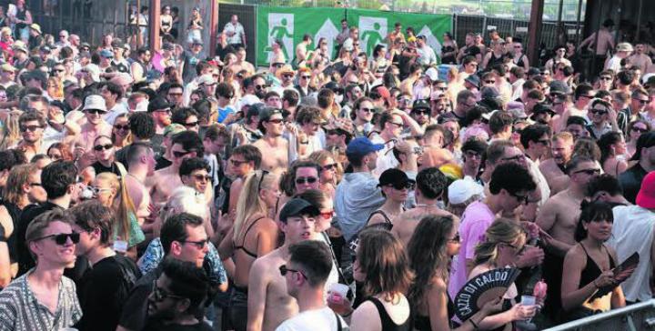 15 000 Menschen feiern miteinander ein riesiges Fest zu elektronischer Musik. Hier bei der Techno-Stage. Bild: Stefan Hotz