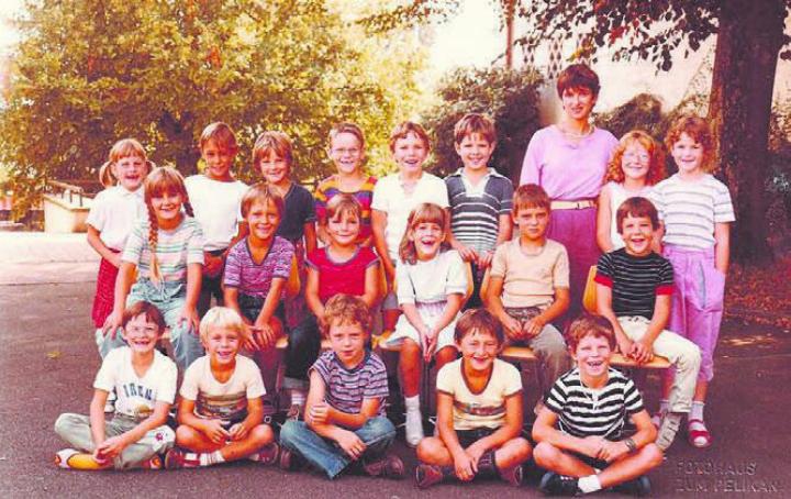 Ein Grossteil der Erstklässler von damals ist dieses Jahr beim Güüggen mit dabei. Links die Klasse von Lotte Heuberger und rechts die Klasse von Helene Wieser. 
Bilder: zg