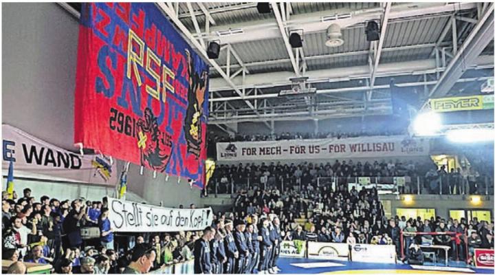 Die umgekehrte Willisauer Fahne im Fanblock der RS Freiamt.