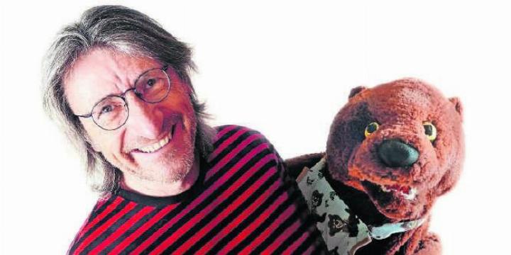 Lorenz Pauli kommt in Begleitung seines Bären nach Dottikon. Bild: zg