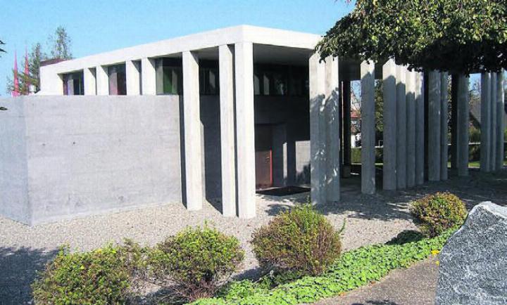 Die Aufbahrungshalle wurde zwischen 2005 und 2007 erbaut. Sie ist mit ihren klaren, zeitlosen Formen als Ort der Ruhe und Würde gestaltet. Bild: zg