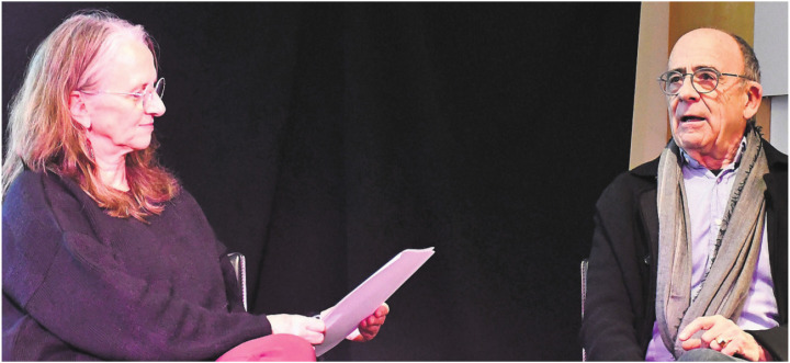 Schauspieler, Sprecher und Regisseur Peter Fischli stellt sich den Fragen von Josefine Krumm von Alpinitkultur, eingefädelt. Bilder: Monica Rast